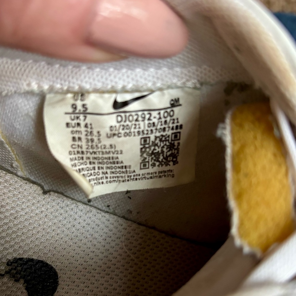 Nike White Low-Top Sneakers - Picture 7 of 8